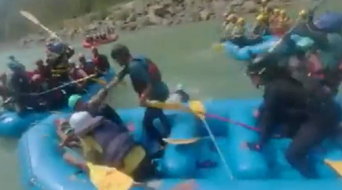 Fight Raftin Violent Fight Breaks Out Among Tourists During River Rafting In ...